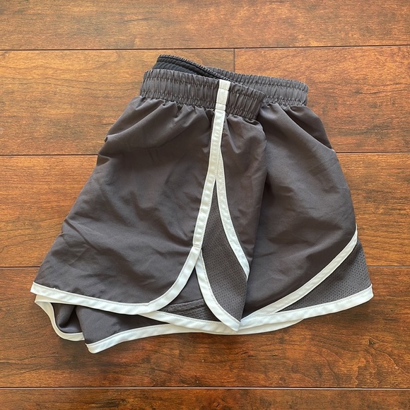 Grey under armour athletic shorts (size small) - Picture 3 of 4